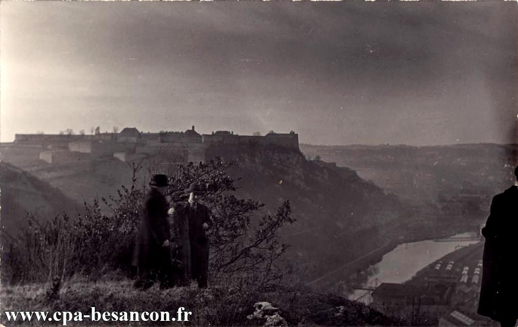 BESANÇON - Vue prise avant le coucher du soleil... sur la vallée du Doubs, la Citadelle et la ville au fond. 17 janvier 1936.